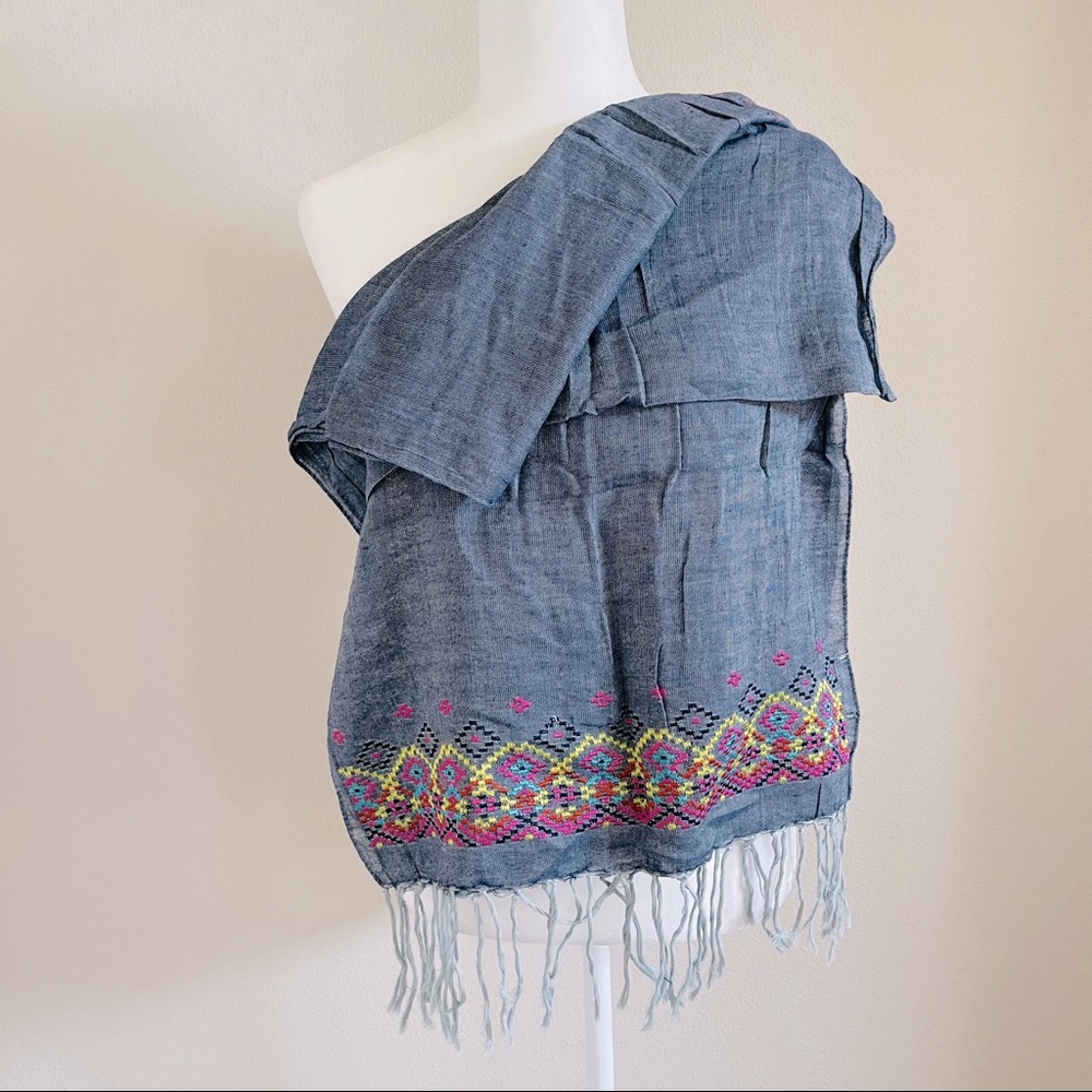 🌹Aeropostale Grey and Multicolored Pattern Scarf